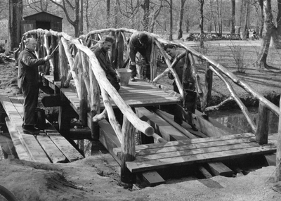 40925 Gezicht op de renovatiewerkzaamheden aan de wandelbrug naar het Wilhelminapark te Utrecht, ter hoogte van de ...